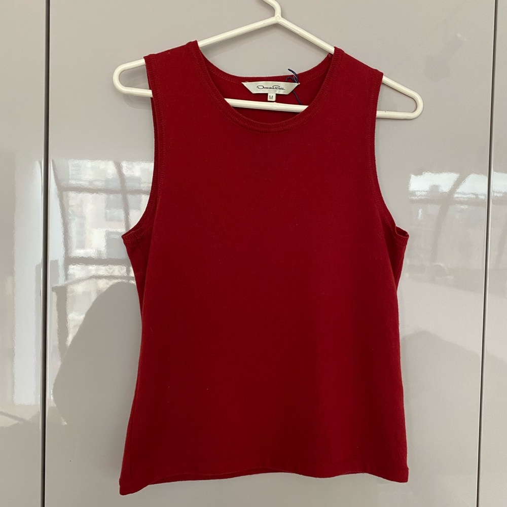 Oscar de la Renta Red Tank Top
100% cashmere
Excellent condition